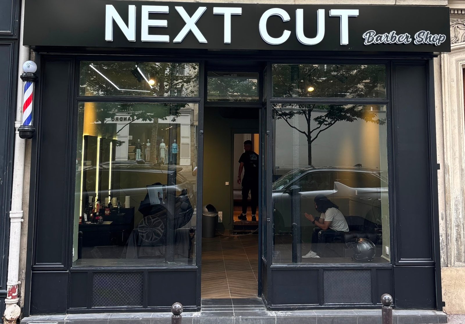 Enseigne barbershop Next Cut Paris, lettres boîtiers LED