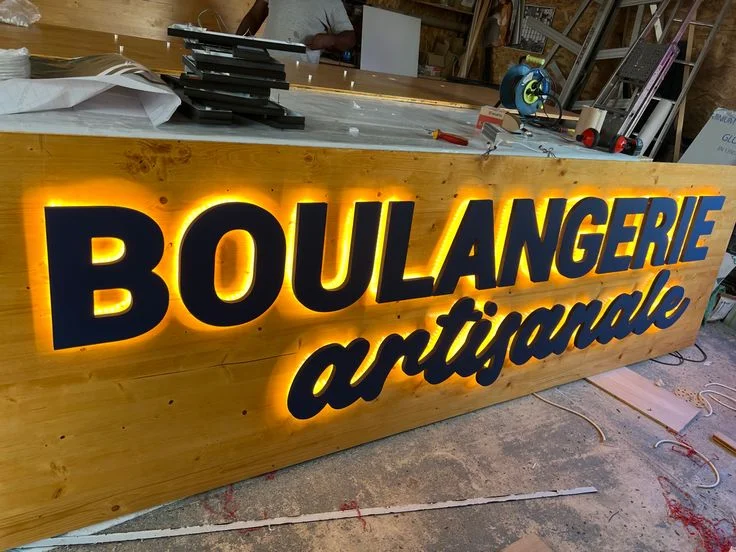 Lettres rétroéclairées effet halo enseigne haut de gamme